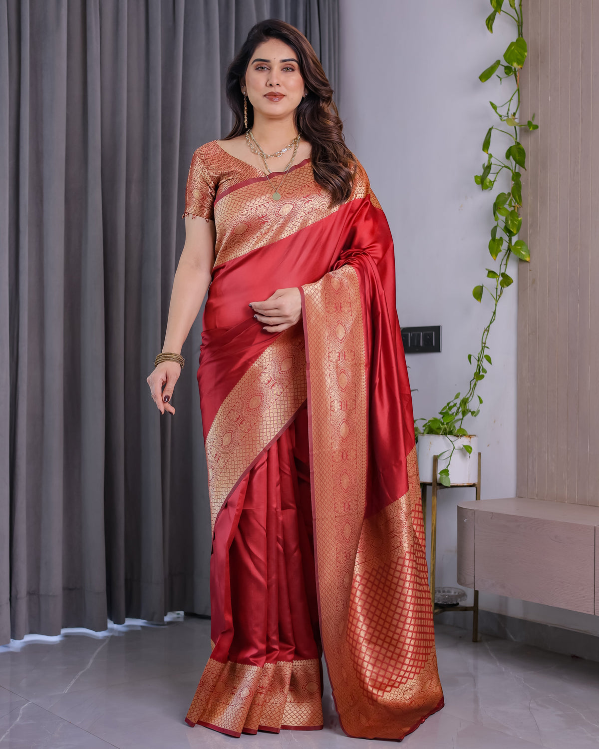 Classic Red Pure Kanjivaram Silk Saree with Rich Golden Zari Weaving & Matching Blouse – 5.5m Saree + 0.8m Blouse Piece