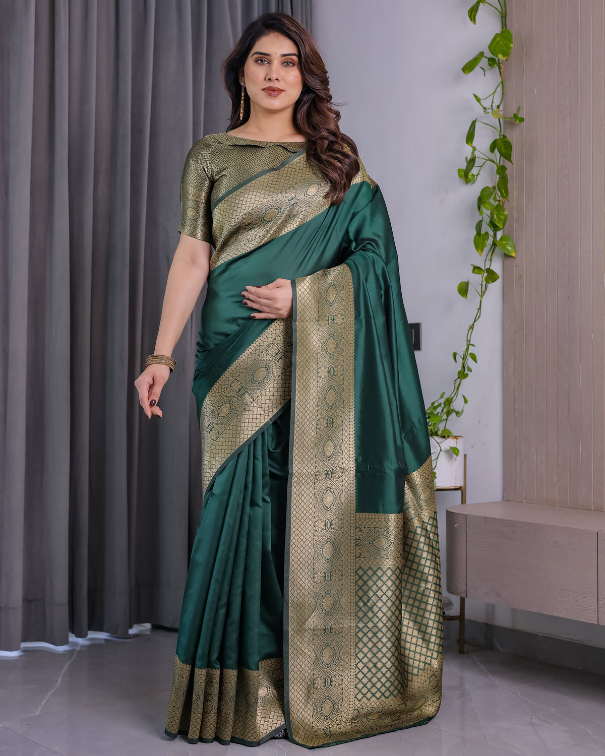 Emerald Green Pure Kanjivaram Silk Saree with Rich Golden Zari Weave & Blouse Piece – 5.5m Saree + 0.8m Blouse