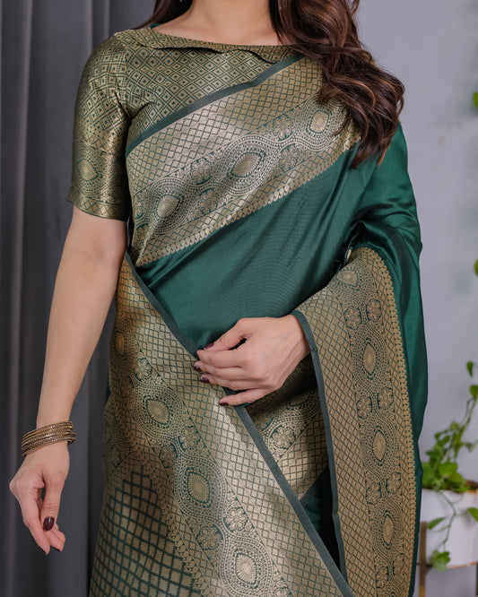 Emerald Green Pure Kanjivaram Silk Saree with Rich Golden Zari Weave & Blouse Piece – 5.5m Saree + 0.8m Blouse